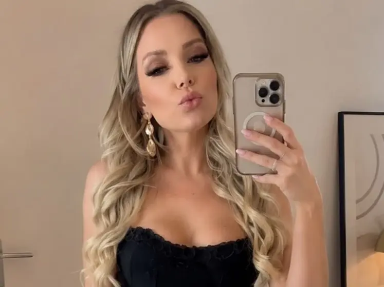 Lady-at-work Live Webcam